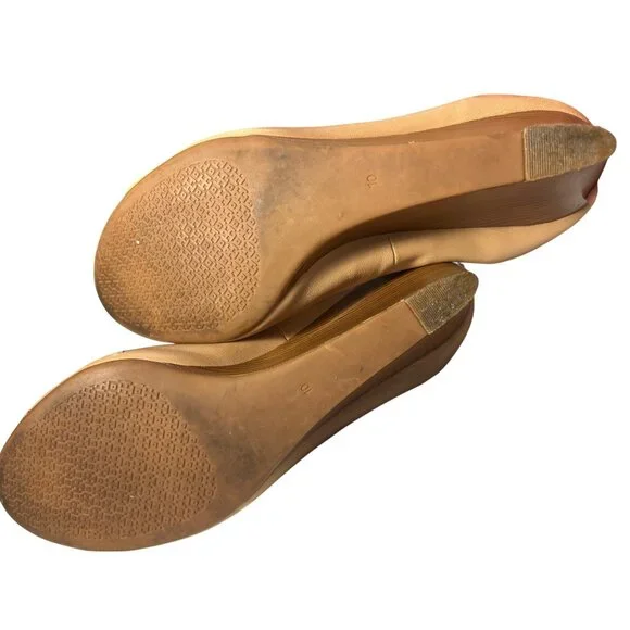 Tory Burch Beige Buttery Leather Wedge Heels Gold Logo Womens Size 10M Classic - Picture 11 of 12